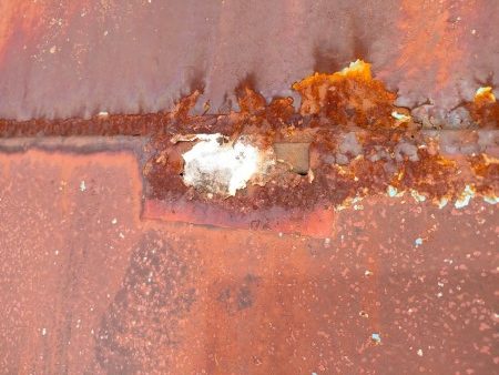 トタン屋根の錆び　穴あき